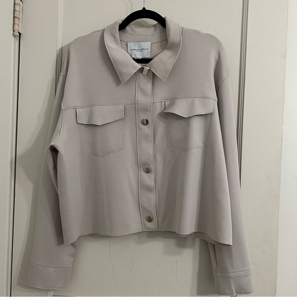 Crop beige jacket with silver buttons and pockets